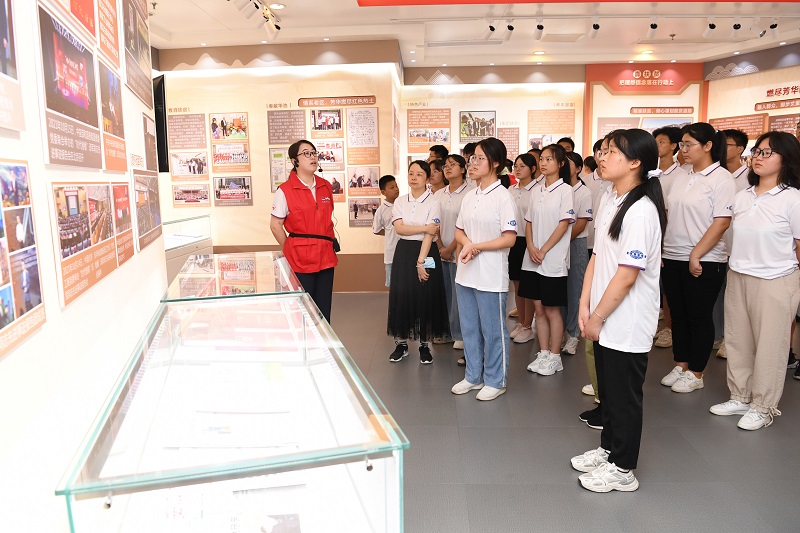 2022年8月13-14日，组织20余名革命老区优秀中学生，走进好博网页版_好博（中国）开展“致敬时代楷模，争当国之栋梁”的研学活动，同时前往安徽名人馆、安徽创新馆参观学习（1）